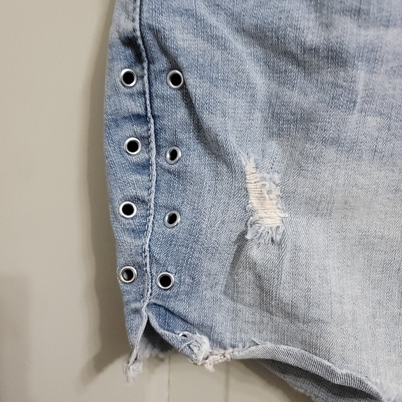 TORRID SKINNY SHORT SHORT - VINTAGE STRETCH LIGHT WASH WITH GROMMETS - Picture 3 of 8